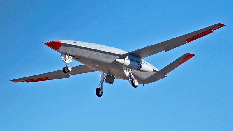 Палубный беспилотник-заправщик MQ-25 с баком для дозаправки, США